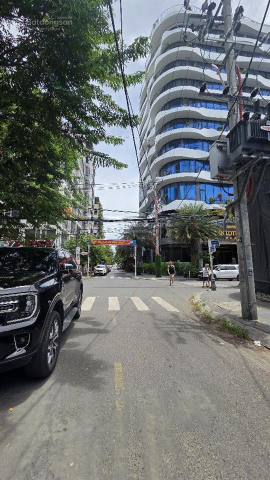 Bán căn villa biển ngay côngviên biển mỹ khêdt 300m2 ngang 12mtổng 22p có hồ bơingay lõi du lịch