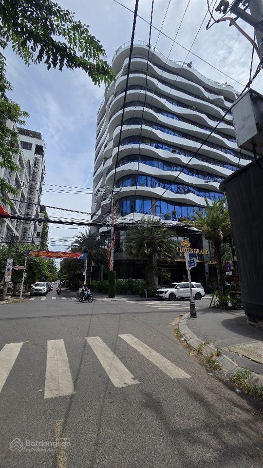 Bán căn villa biển ngay côngviên biển mỹ khêdt 300m2 ngang 12mtổng 22p có hồ bơingay lõi du lịch