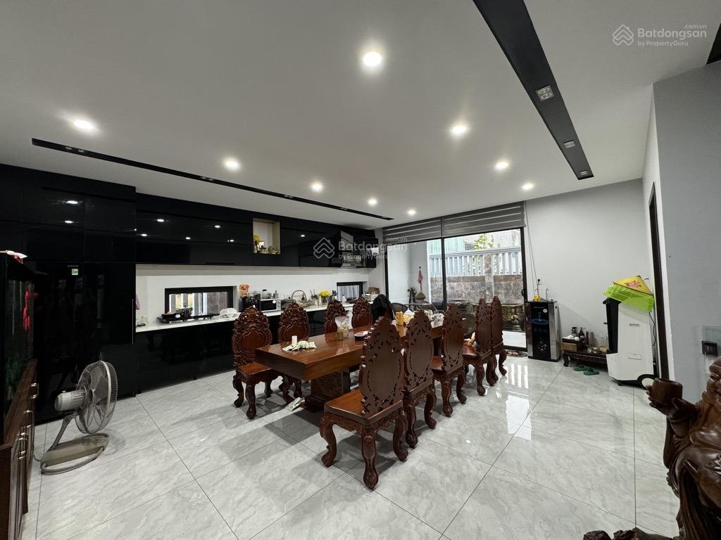 Cho thuê biệt thự cao cấp mặt tiền sông khu hoà xuân  dt 300m2 ngang 12m  4 tầng 11p có thang máy