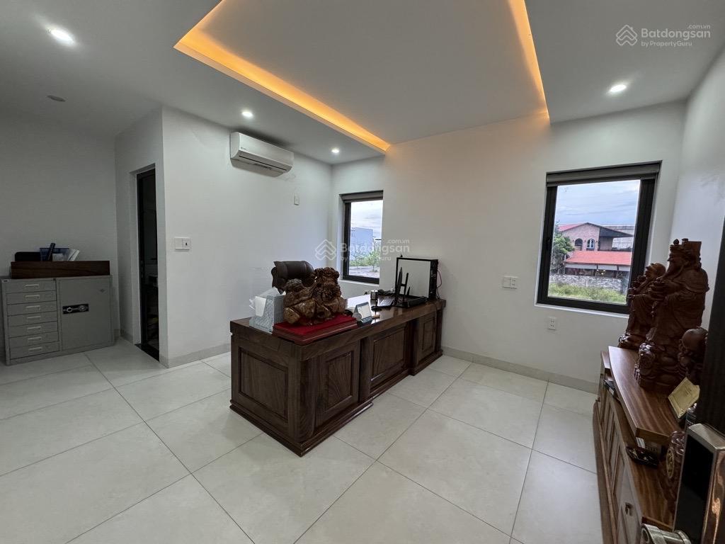Cho thuê biệt thự cao cấp mặt tiền sông khu hoà xuân  dt 300m2 ngang 12m  4 tầng 11p có thang máy