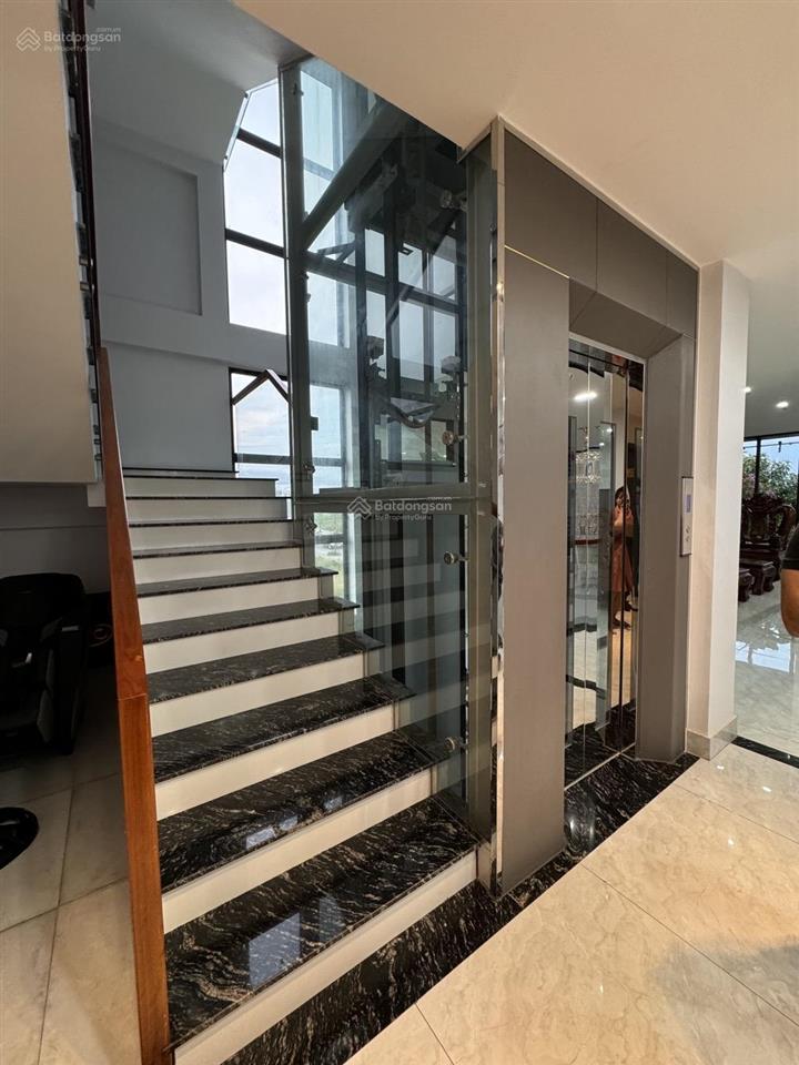 Cho thuê biệt thự cao cấp mặt tiền sông khu hoà xuân  dt 300m2 ngang 12m  4 tầng 11p có thang máy