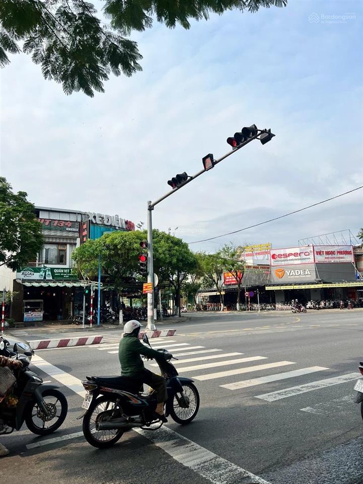 Bán nhà 3 tầng trung tâm hải châu  dt 154m2 ngang 8m  cách sân bay 500m giá sập hầm chỉ 12, x tỷ