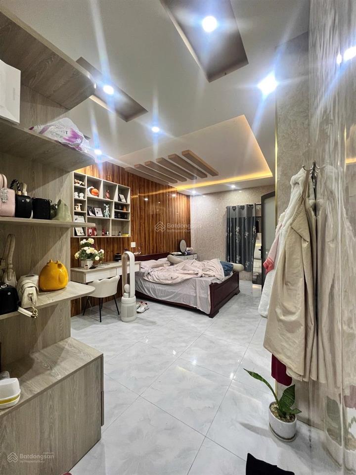 Bán nhà 3 tầng trung tâm hải châu  dt 154m2 ngang 8m  cách sân bay 500m giá sập hầm chỉ 12, x tỷ