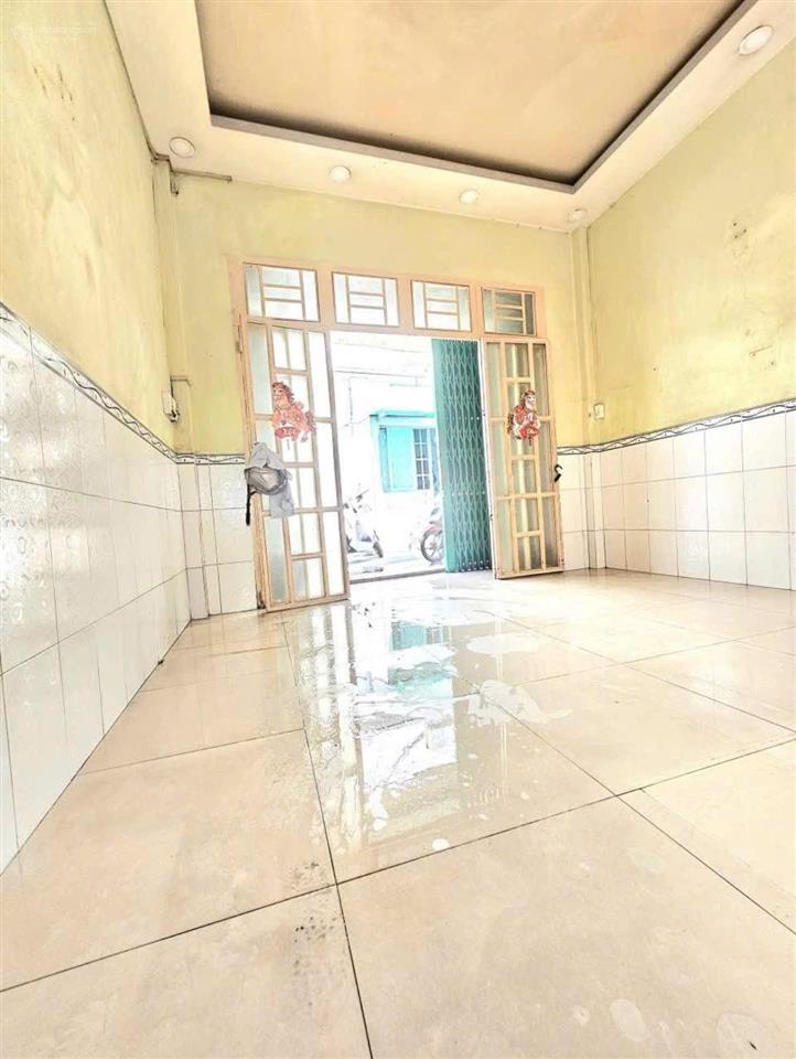 Bán nhà cũ 2 mặt tiền kinh doanh đường đoàn nguyên tuấn gần với tân liễu cách chợ hưng long 5p