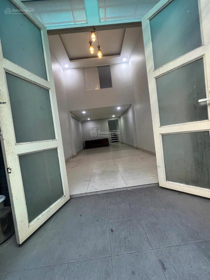 Đứng hình vài giây khi nghe chủ báo giá. gần chợ phú lạc cách nguyễn văn linh 10p đi xe