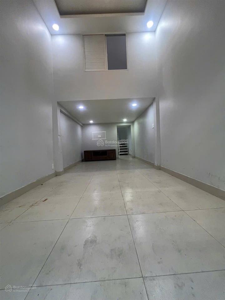 Đứng hình vài giây khi nghe chủ báo giá. gần chợ phú lạc cách nguyễn văn linh 10p đi xe