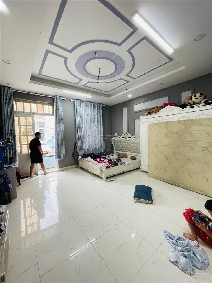 Chính tay chủ xây và cũng chính tay chủ kí bán căn nhà tâm huyết để đưa gia đình định cư nước ngoai