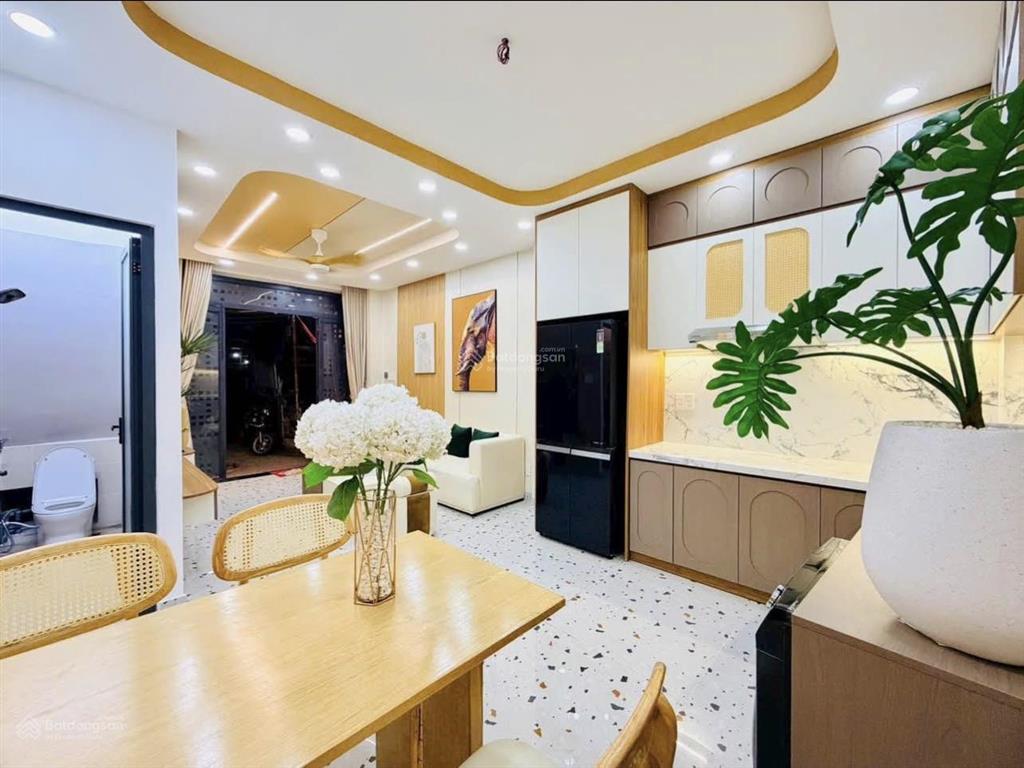 Nhà đẹp như thế này mà không chịu vào ở còn phải đi ở nhà thuê, em cũng chịu! hẻm ô tô 4m gần chợ