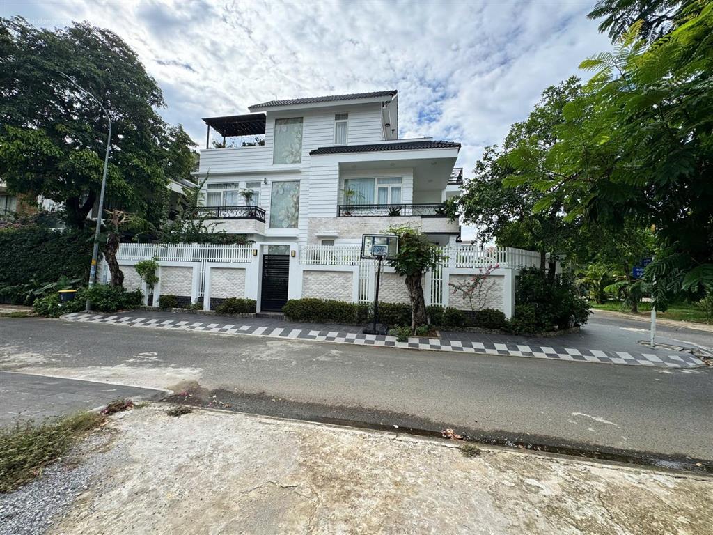 Siêu phẩm góc 2 mt view công viên sadico phước kiển a dt 10x20 = 200m2 giá 31.5 tỷ nhà mới 