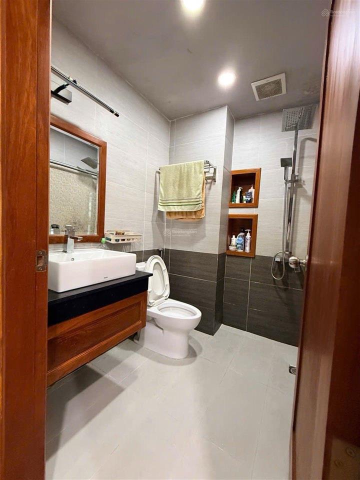 Ngay trung tâm, quận 10, cách mạng tháng tám, 5 tầng, hẻm 8m, 14 tỷ tl.
