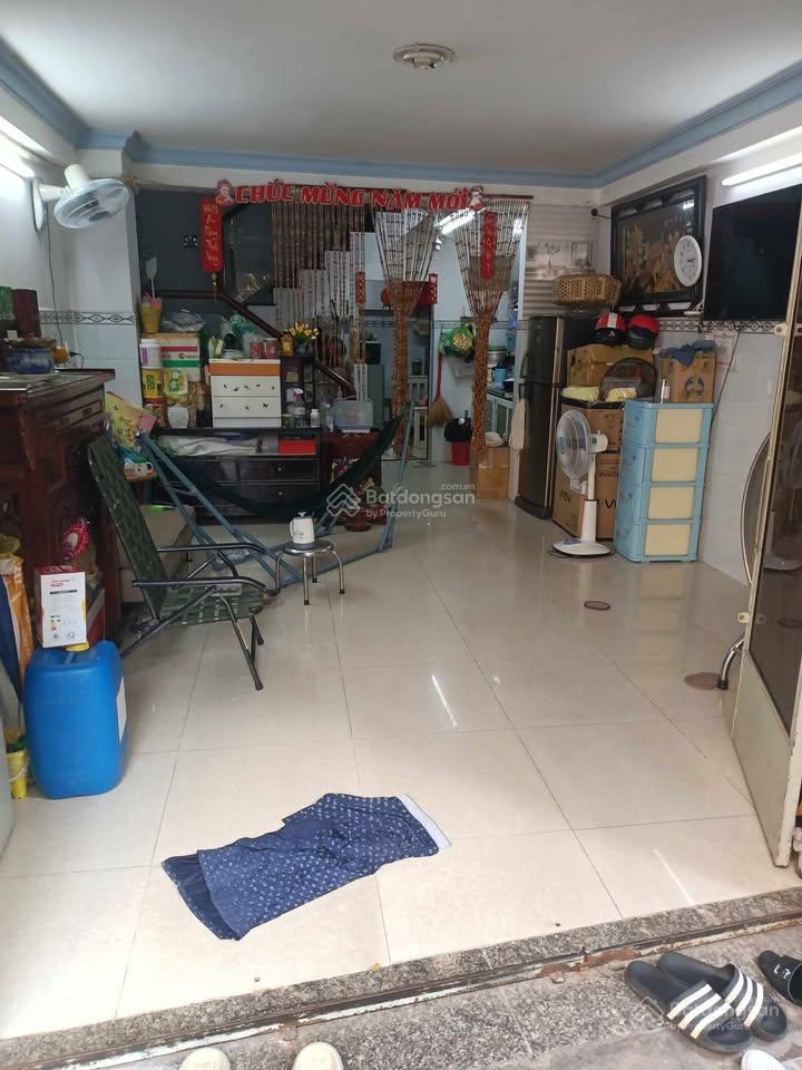 Một sổ hai không gian sống  con cái một bên, vẫn chung một mái nhà