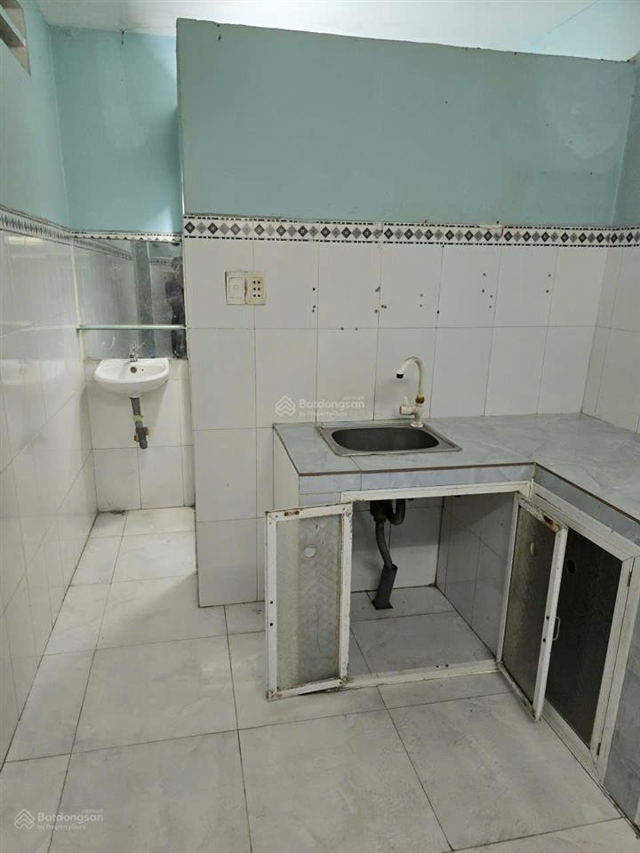 Cần bán gấp nhà hóc môn  ngang hơn 4m  sát quận 12