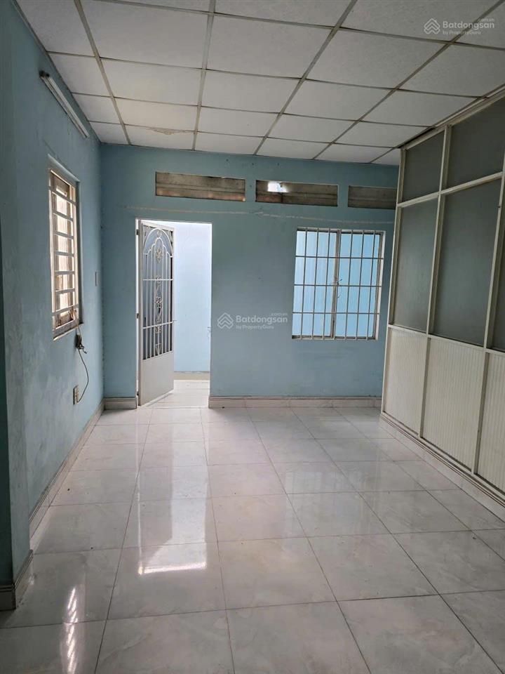 Cần bán gấp nhà hóc môn  ngang hơn 4m  sát quận 12