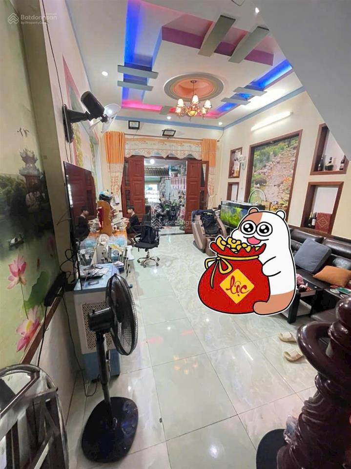 Nhà nằm ngay mặt tiền đường nguyễn hữu cảnh.