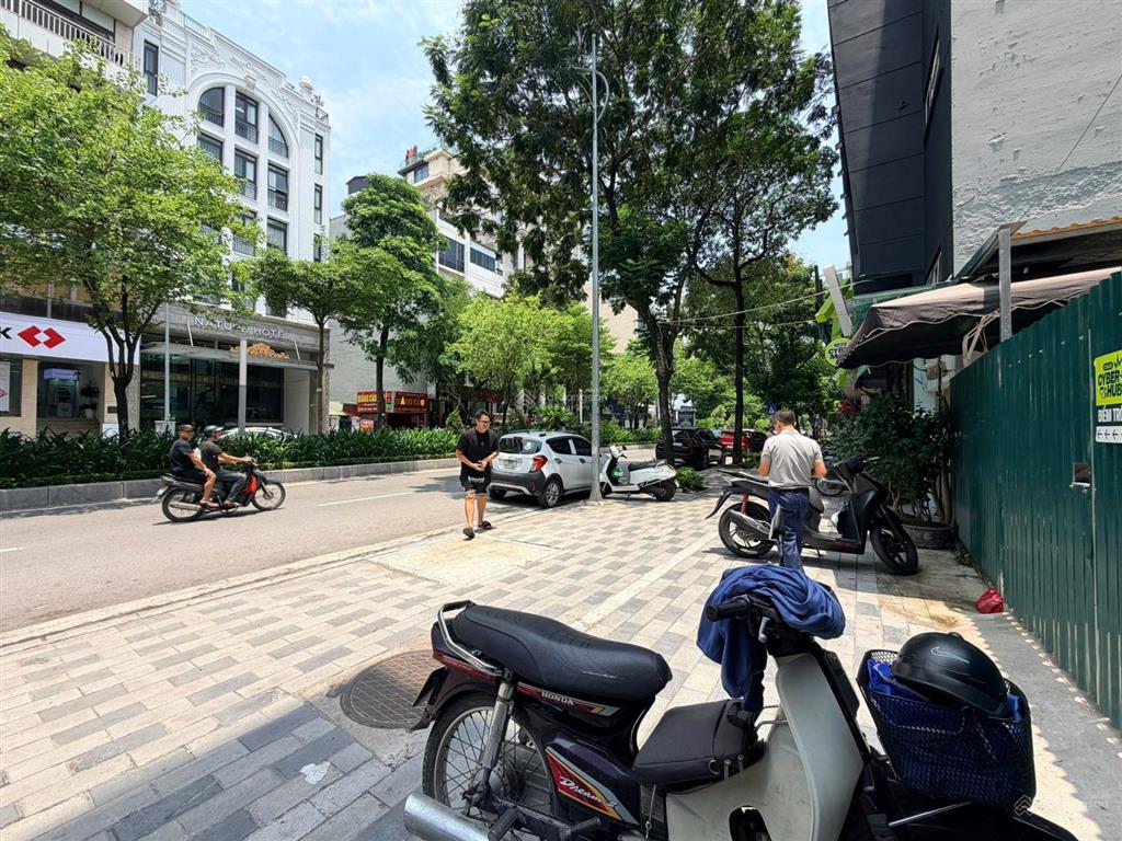 Bán nhà mp nguyễn trường tộ 125/139m2, 1 tầng, mt 9m, 175 tỷ  ba đình trên phố nguyễn trường tộ