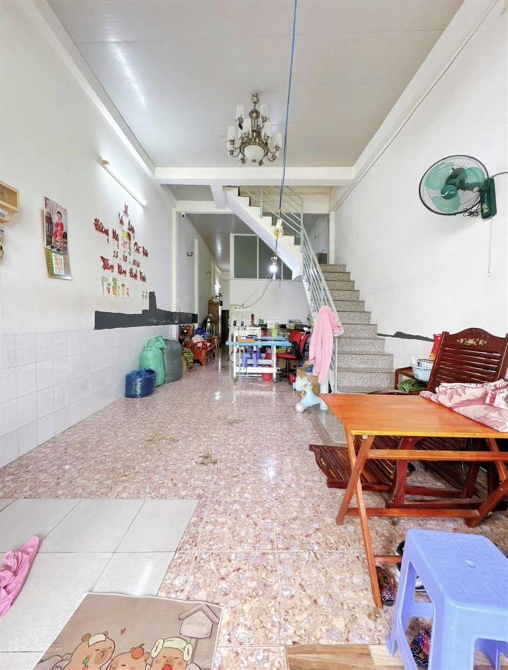 Nhà 3 phòng ngủ, gần trường học, gần kcn. 910tr (200m2) sổ hồng riêng