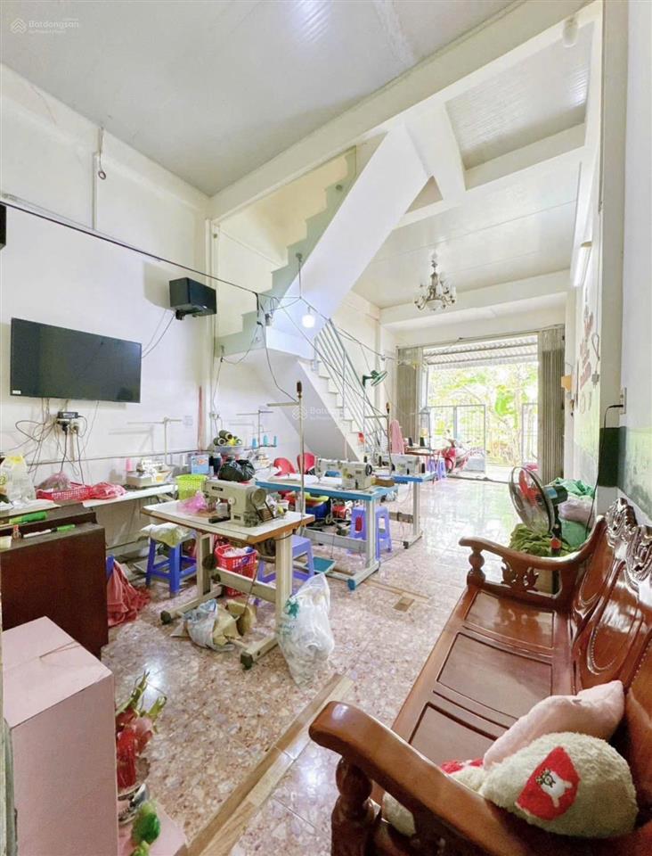 Nhà 3 phòng ngủ, gần trường học, gần kcn. 910tr (200m2) sổ hồng riêng