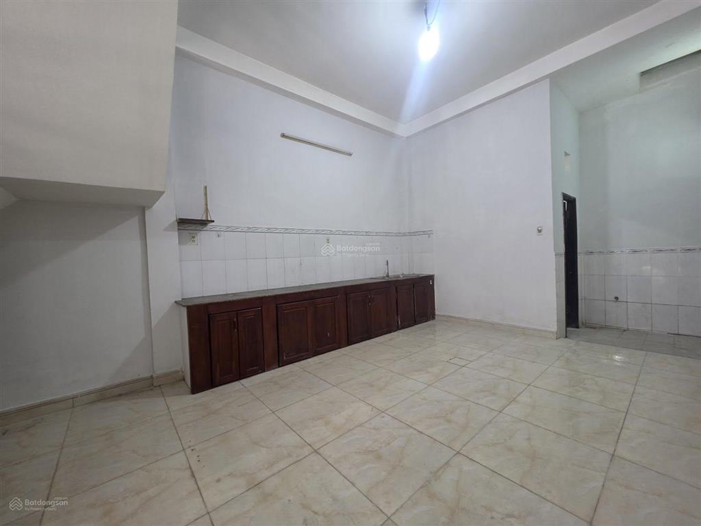 2tỷ bán gấp nhà đang cho thuê dương công khi (dt5x12) sổ hồng riêng