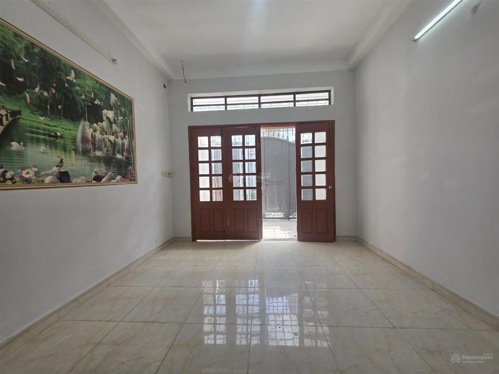 2tỷ bán gấp nhà đang cho thuê dương công khi (dt5x12) sổ hồng riêng