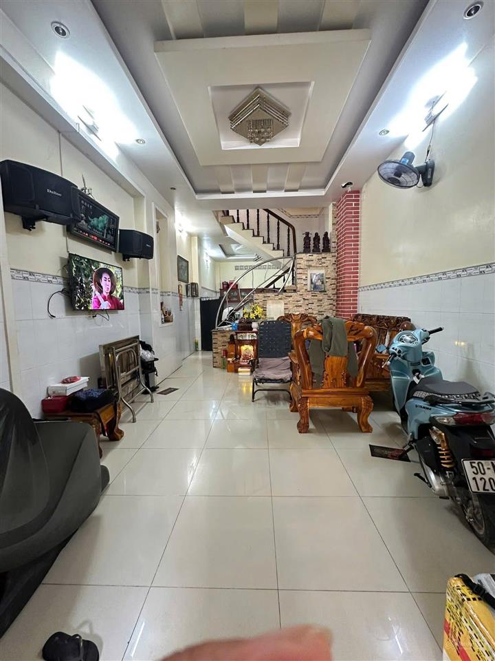 2tỷ3 bán gấp nhà đang cho thuê phan văn hớn (dt 4x20) sổ hồng riêng