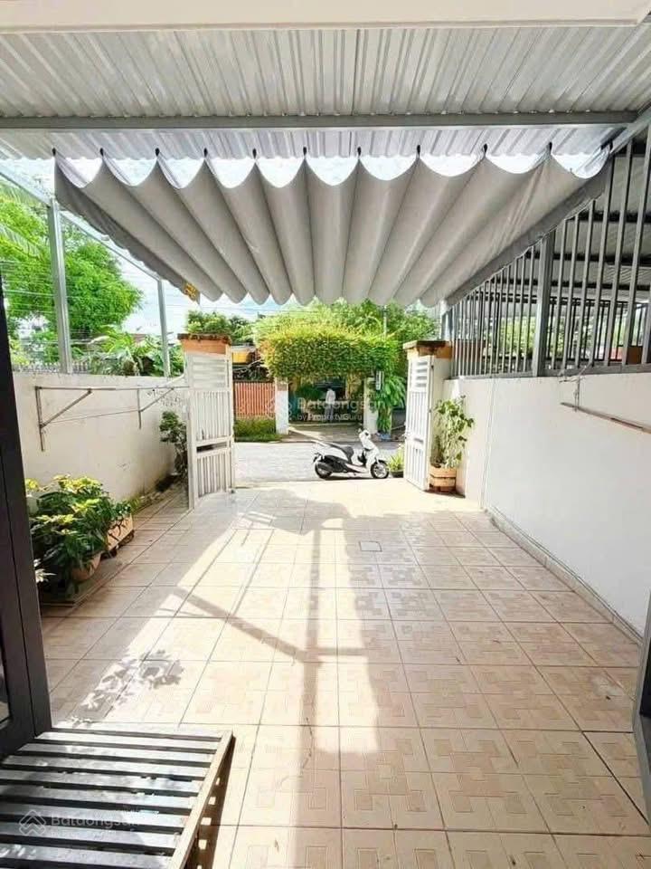 2 tỷ bán gấp nhà đang cho thuê dương công khi (dt 5x20) sổ hồng riêng
