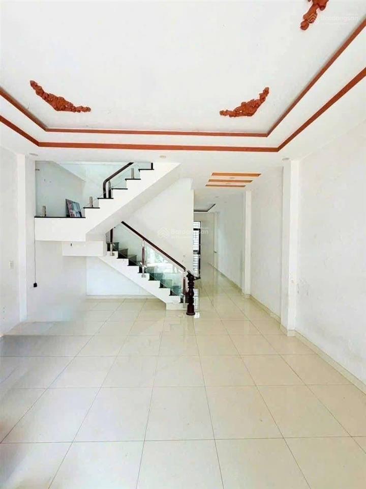 2 tỷ bán gấp nhà đang cho thuê dương công khi (dt 5x20) sổ hồng riêng