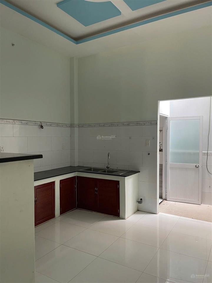 2 tỷ bán nhà đang cho thuê dương công khi (dt 5x20) sổ hồng riêng