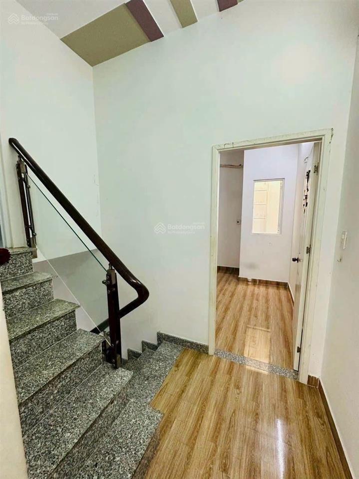 2 tỷ bán gấp nhà đang cho thuê dương công khi (dt 5x20) sổ hồng riêng
