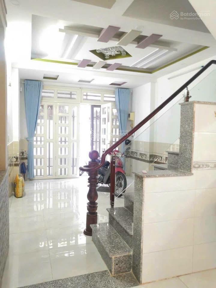 2 tỷ bán gấp nhà đang cho thuê dương công khi (dt 5x20) sổ hồng riêng