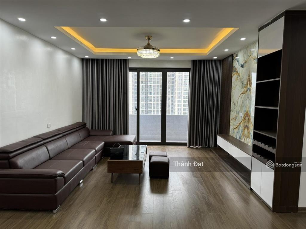 Chính chủ bán căn hộ 3pn 136m2 tầng trung góc đông nam chung cư học viện quốc phòng, giá 10,5 tỷ