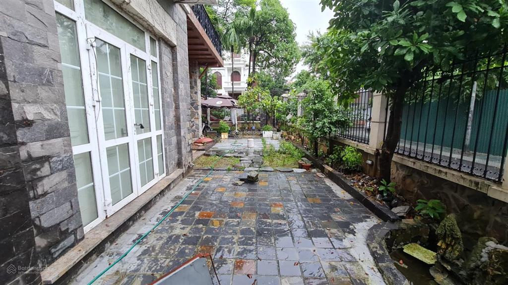 Cho thuê nhà biệt thự 328m diện tích xây dựng 120m x 4 tầng căn góc 2 mặt tiền, cách đường lớn 60m