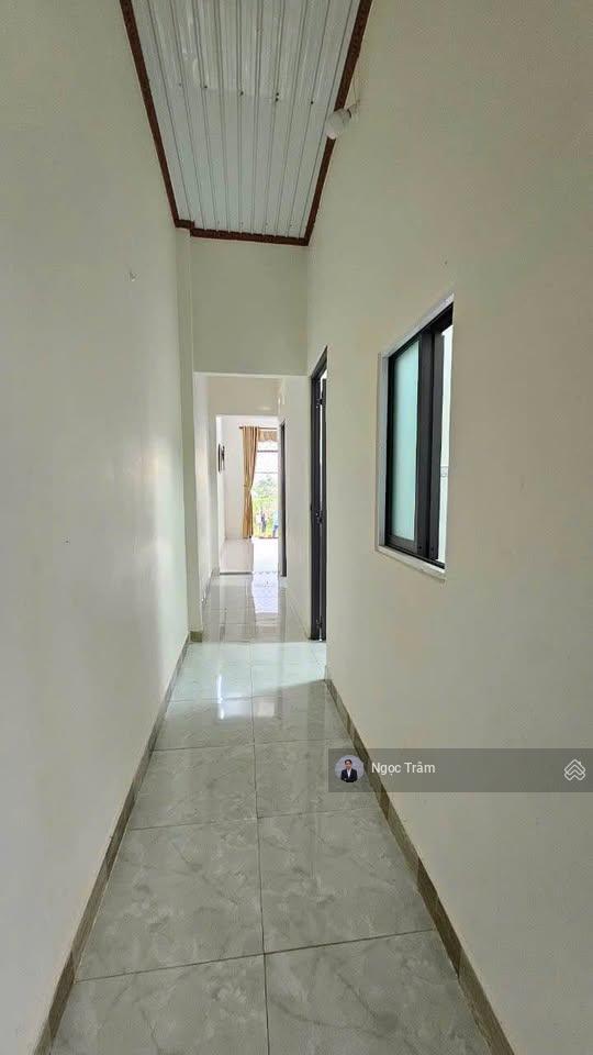 Bán nhà cấp 4, 2pn, 2nvs kiên cố giá 1 tỷ 240, đường nhựa, sổ hồng riêng