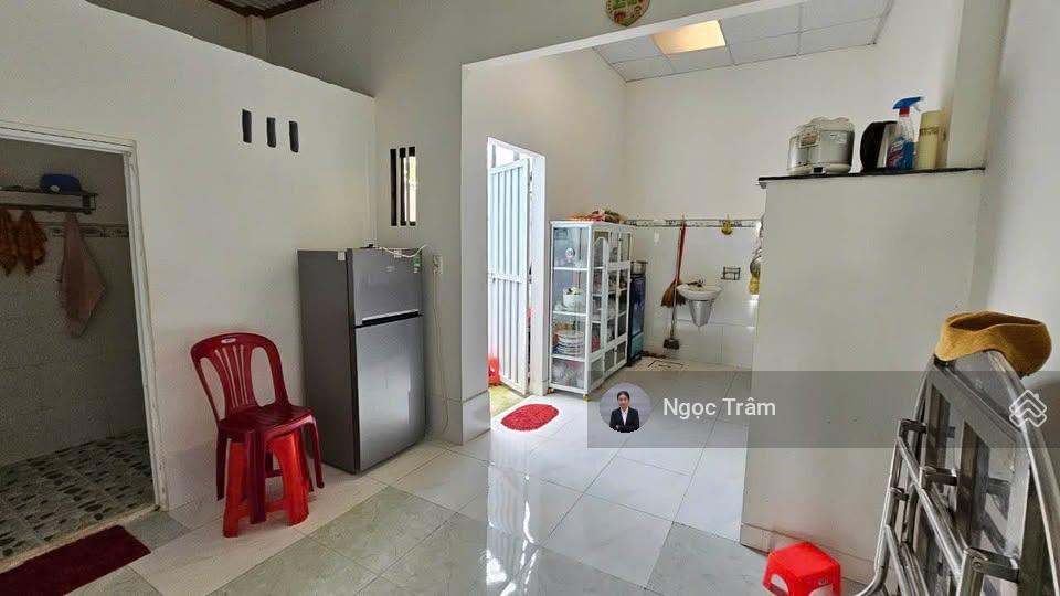 Bán nhà cấp 4, 2pn, 2nvs kiên cố giá 1 tỷ 240, đường nhựa, sổ hồng riêng