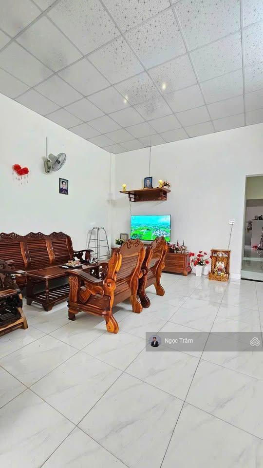 Bán nhà cấp 4, 2pn, 2nvs kiên cố giá 1 tỷ 240, đường nhựa, sổ hồng riêng