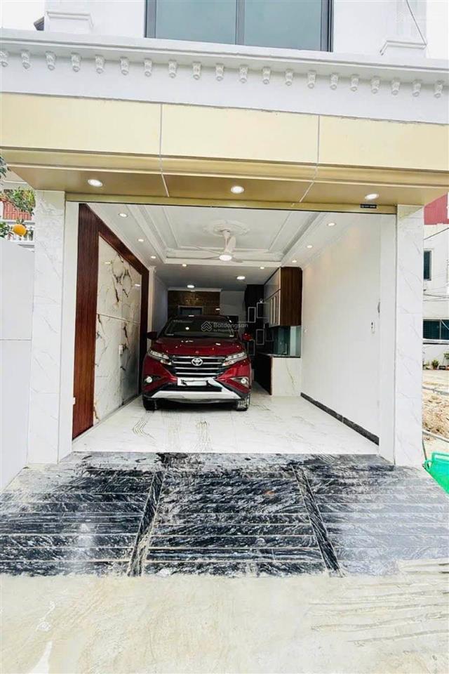 Nhà mới toanh  thang máy  gara ô tô