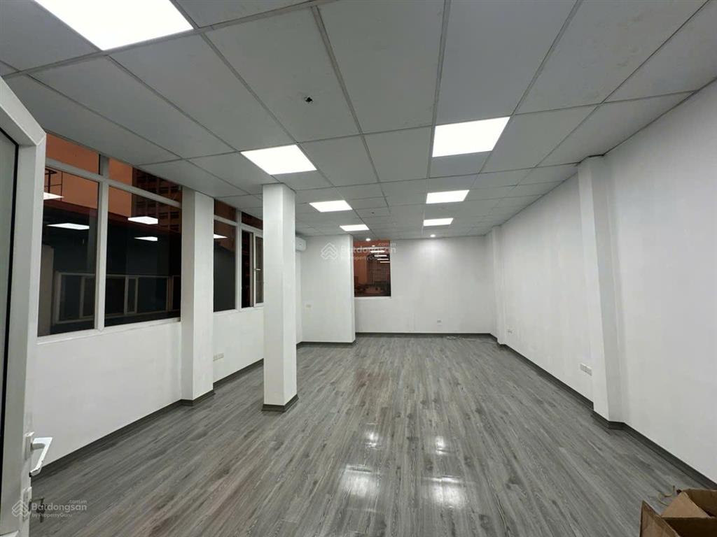 Chính chủ cho thuê văn phòng hoàng quốc việt 55m2 chỉ 10 tr/th, lô góc  thoáng