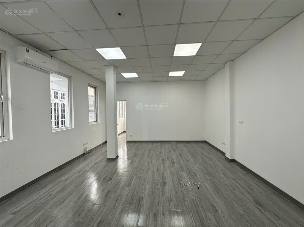 Chính chủ cho thuê văn phòng hoàng quốc việt 55m2 chỉ 10 tr/th, lô góc  thoáng
