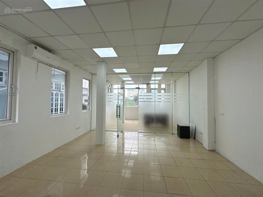 Chính chủ cho thuê văn phòng hoàng quốc việt 55m2 chỉ 10 tr/th, lô góc  thoáng