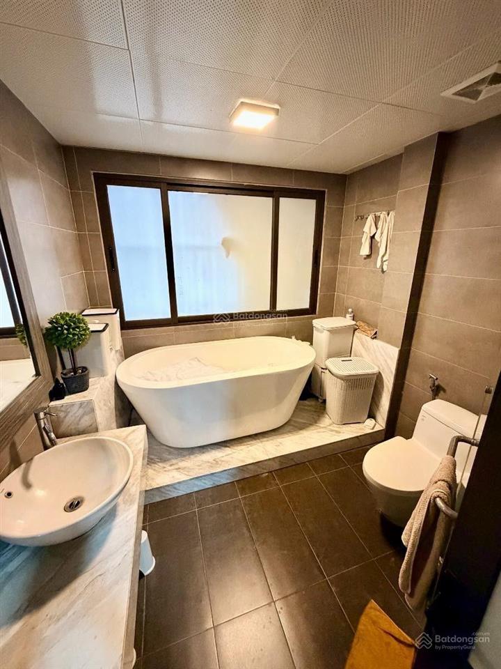Nhỉnh 20 tỷ nhà phân lô trung kính cầu giấy 50m2, 5t, mt 5m ô tô vào nhà.