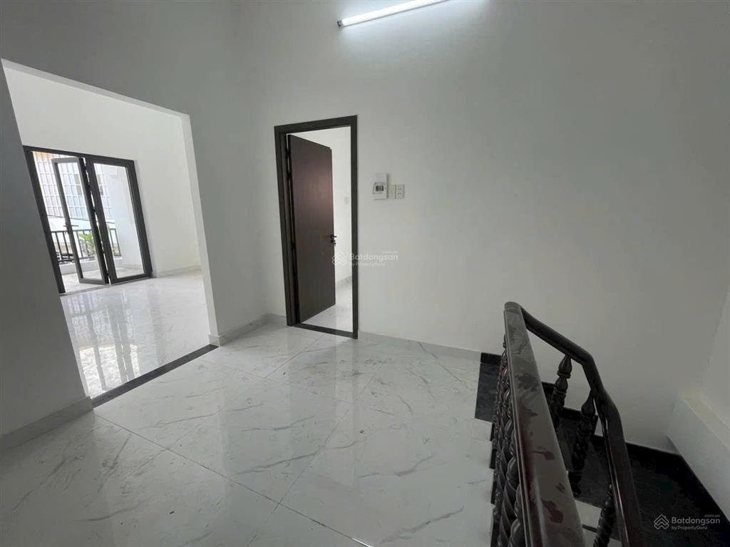 Siêu hiếm, nhà 2 tầng, 69m2, cách mặt tiền kha vạn cân chỉ vài bước chân, sân đậu xe hơi, nhỉnh 4tỷ