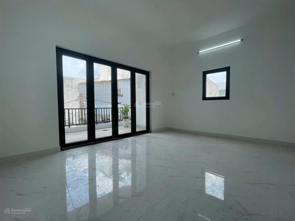 Siêu hiếm, nhà 2 tầng, 69m2, cách mặt tiền kha vạn cân chỉ vài bước chân, sân đậu xe hơi, nhỉnh 4tỷ