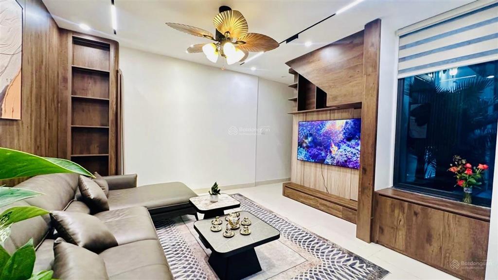 Nguyễn khang 33m 6t oto đỗ cửa  5m ra mặt phố