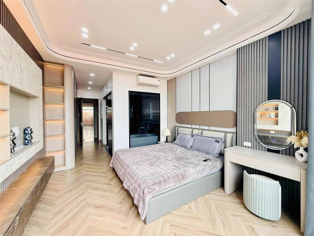 Nguyễn khánh toàn 49.5m 6t  5m ra mặt phố