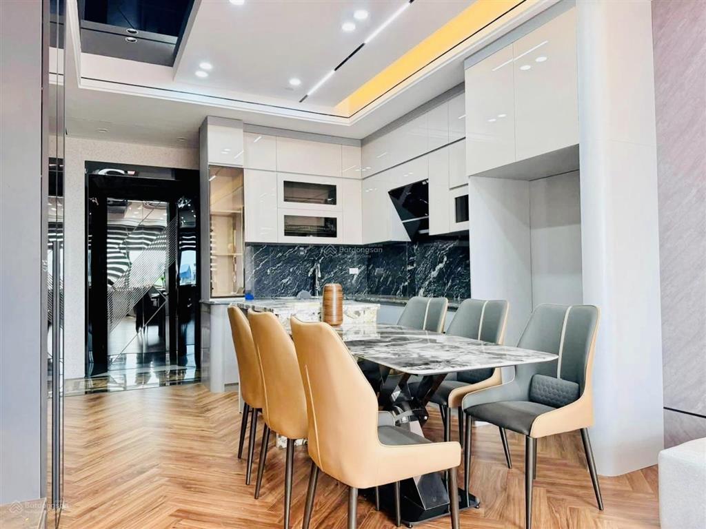 Nguyễn khánh toàn 49.5m 6t  5m ra mặt phố
