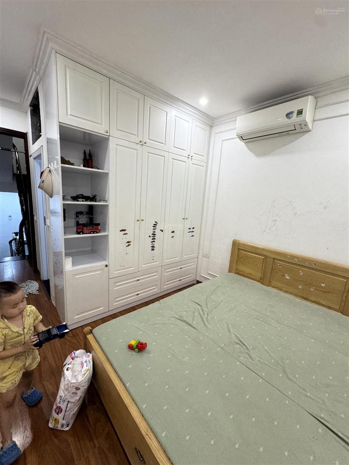 Cho thuê nhà đất 4 tầng , ô tô đỗ cửa tận cửa, gần chợ, công viên, sân chơi rộng.