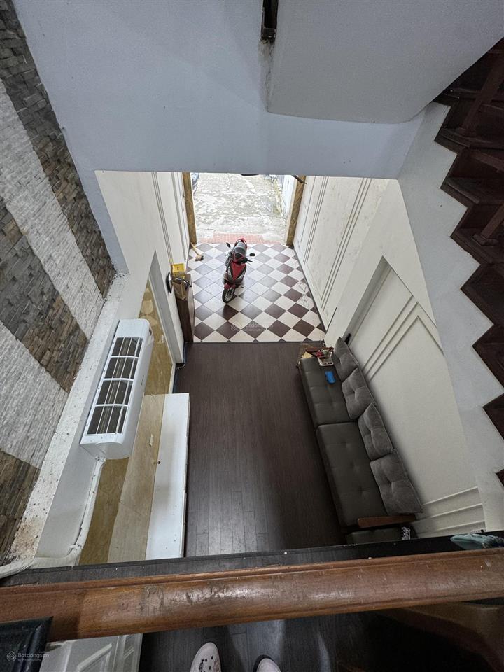 Cho thuê nhà đất 4 tầng , ô tô đỗ cửa tận cửa, gần chợ, công viên, sân chơi rộng.