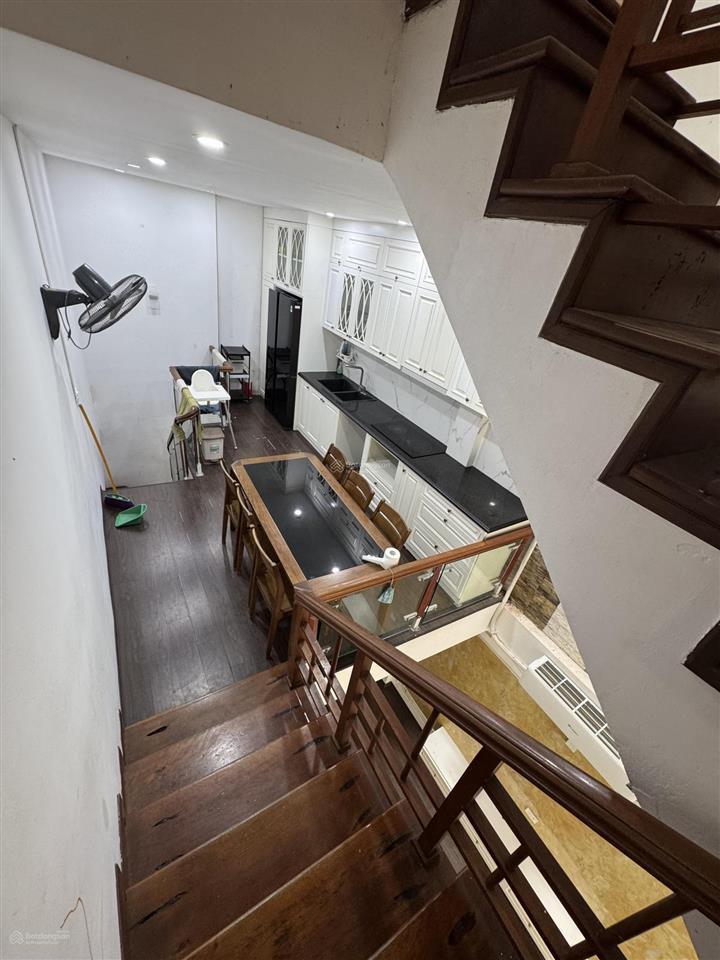 Cho thuê nhà đất 4 tầng , ô tô đỗ cửa tận cửa, gần chợ, công viên, sân chơi rộng.