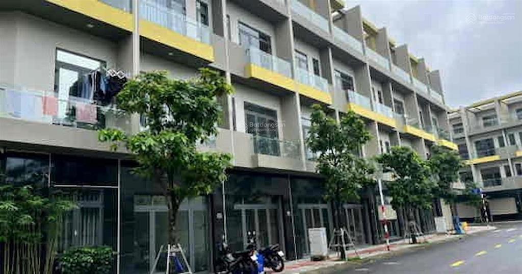 Nhà 1 trệt 3 lầu xây kiên cố, dtxd 222m2 cạnh làng đhqg tp.hcm