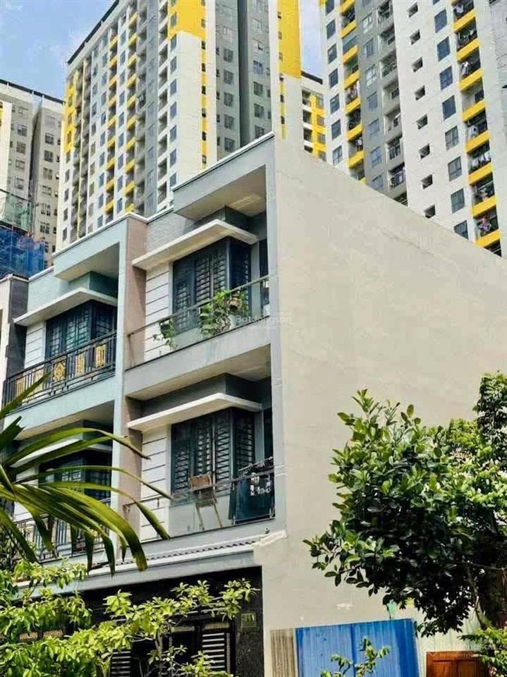 Nhà 1 trệt 3 lầu xây kiên cố, dtxd 222m2 cạnh làng đhqg tp.hcm