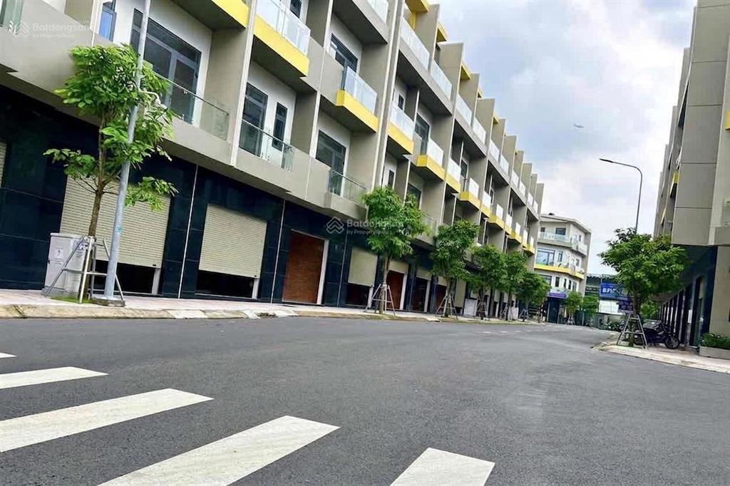 Nhà 1 trệt 3 lầu xây kiên cố, dtxd 222m2 cạnh làng đhqg tp.hcm
